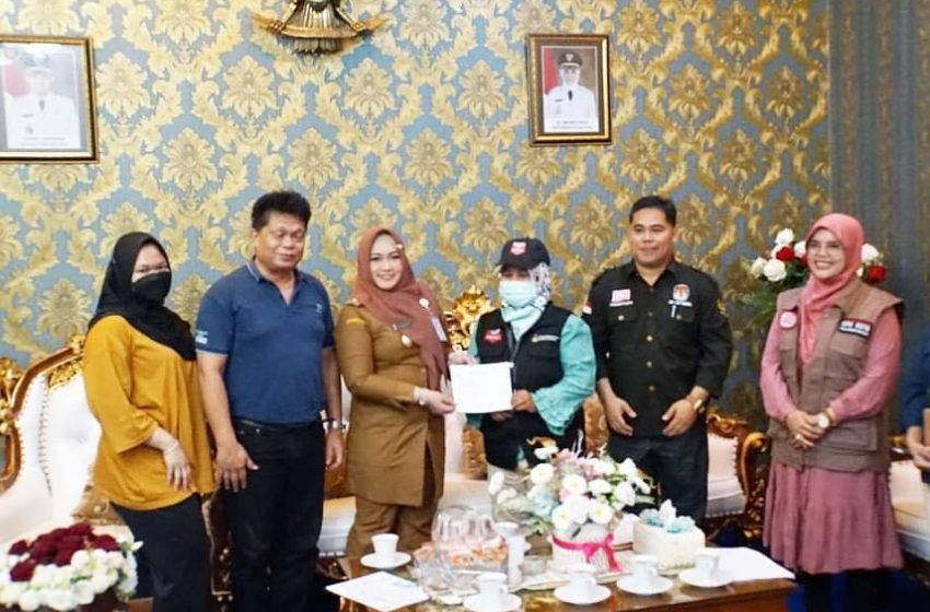 COKLIT : Wakil Wali Kota Palangka Raya Hj Umi Mastikah bersama suami saat melaksanakan coklit yang dilakukan oleh petugas pemutakhiran data pemilih (Pantarlih),didampingi langsung Ketua KPU Kota Palangka Raya. (foto/red)