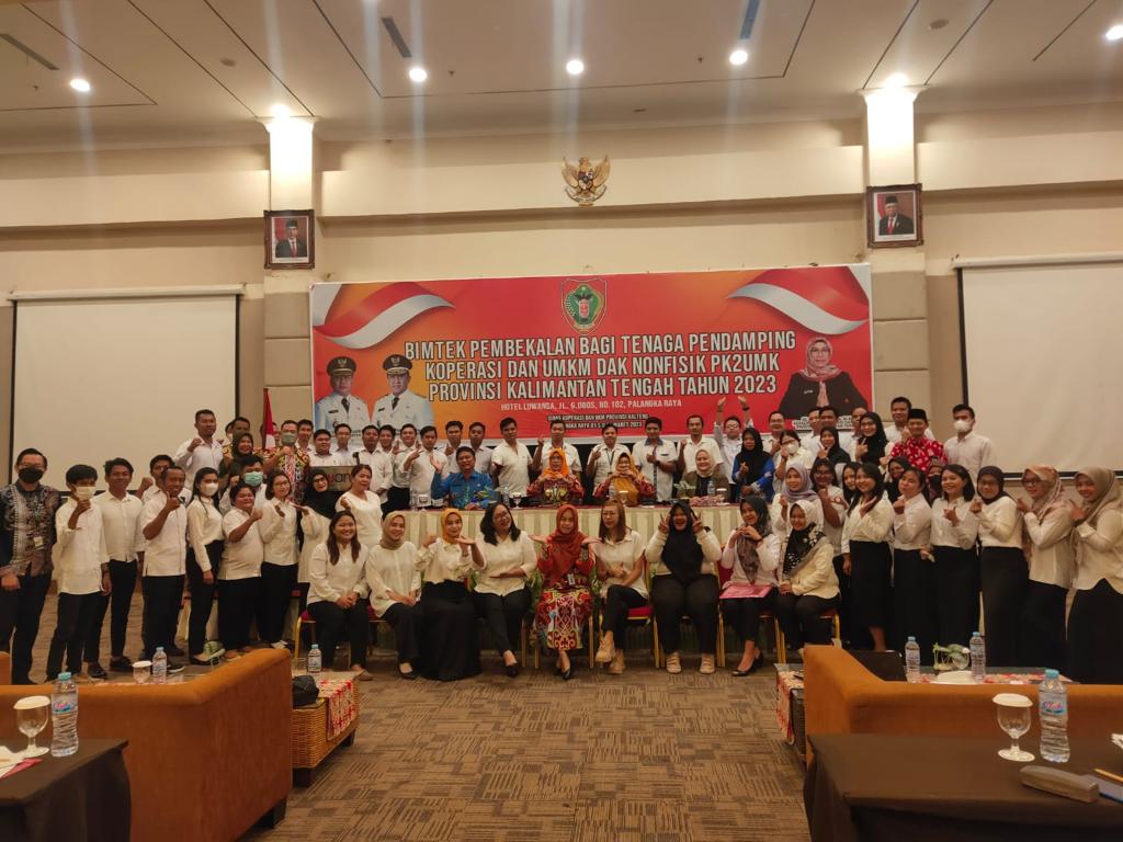 Foto Bersama peserta Bimtek Pembekalan Tenaga Pendamping Koperasi dan UMKM DAK Nonfisik Program Pengembangan Kapasitas Koperasi dan UKM (PK2UKM) 2023. (foto/mmckalteng)