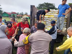 Operasi Pasar Stabilisasi Pasokan dan Harga Pangan (SPHP) Beras di Kasongan, Kabupaten Katingan. (foto/mmckalteng)