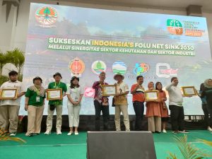 Penyerahan Penghargaan. (foto/mmckalteng)