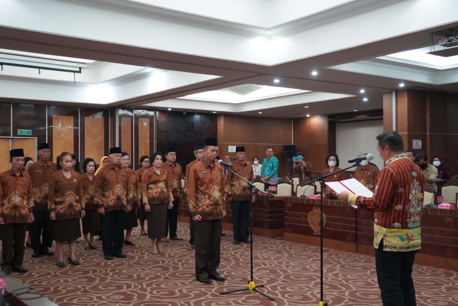 Staf Ahli Gubernur Kalimantan Tengah Bidang Kemasyarakatan dan Sumber Daya Manusia Suhaemi saat kukuhkan dan lantik Pengurus Persatuan Wredatama Republik Indonesia dan Kerukunan Wanita Wredatama Prov. Kalteng masa bakti 2022-2027. (foto/mmckalteng)
