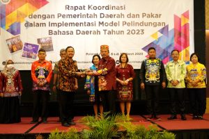 Sekda Prov Kalteng tengah menerima cinderamata dari Kepala Balai Bahasa Prov Kalteng. (foto/mmckalteng)
