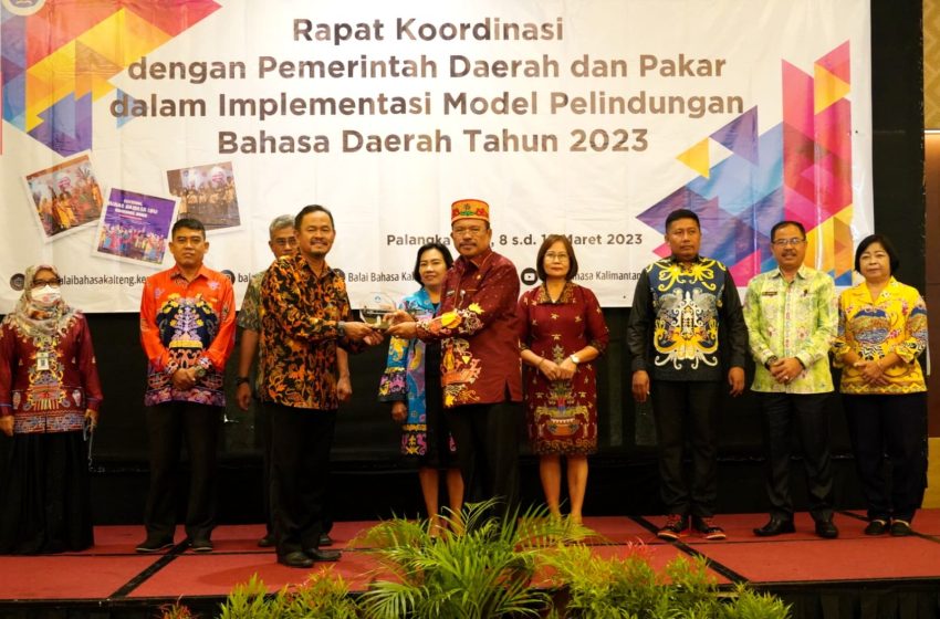 Sekda Prov Kalteng tengah menerima cinderamata dari Kepala Balai Bahasa Prov Kalteng. (foto/mmckalteng)