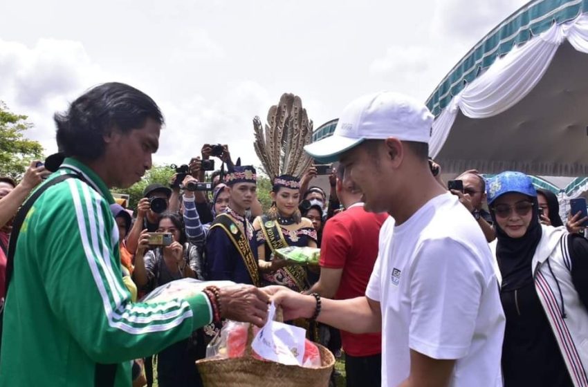 SYUKURAN : Acara syukuran anugerah Adipura yang dilaksanakan di halaman kantor Wali Kota Palangka Raya, Jumat (3/3/2023). Foto Ist
