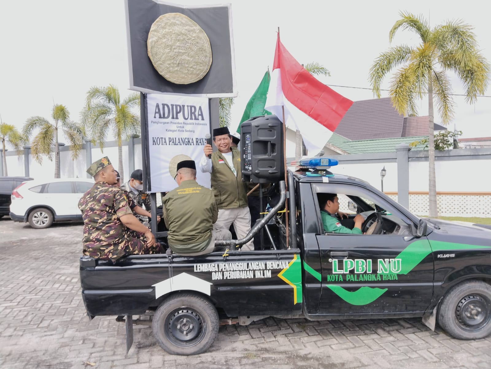 Foto : Instansi terkait di Kota Palangka Raya, antusias mengikuti arak-arakan piala Adipura.