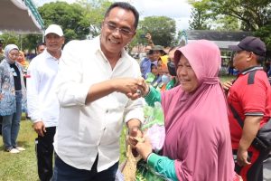 Foto : Ketua DPRD Palangka Raya Sigit K Yunianto, saat menyerahkan bingkisan kepada petugas kebersihan, pada acara syukuran anugerah Adipura. Foto Ist