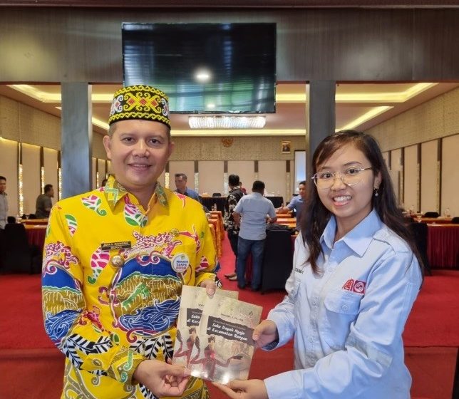  SLK Menyerahkan Buku Menyelami Kekayaan Leluhur Suku Dayak Ngaju kepada Bupati dan Dinas Perpusip Kabupaten Gunung Mas