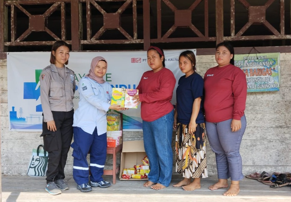 Kunjungan PT SKL kepada Posyandu Desa Tumbang Kajuei