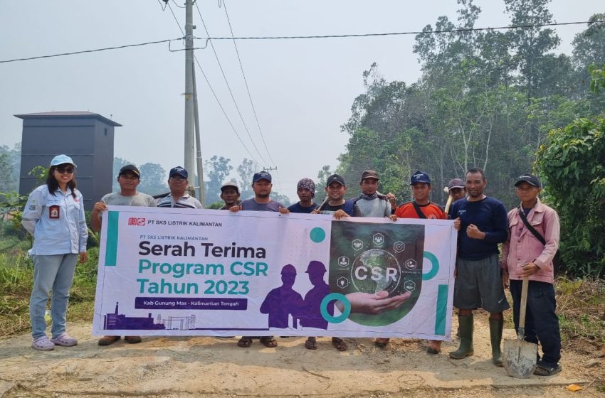 Jalan Poros Desa Rusak, PT. SKS Listrik Kalimantan Berikan Bantuan Koral