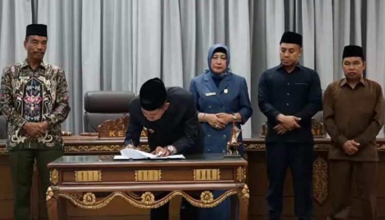  DPRD Gelar Rapat Paripurna I Masa Sidang I Tahun Sidang 2023, Wakil Bupati Serahkan Pidato Pengantar Bupati Ke Dewan