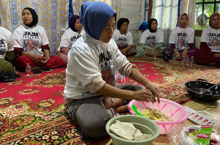  Mak Ganjar Latih Ibu-Ibu di Kalteng Membuat Lumpia Tahu Telor