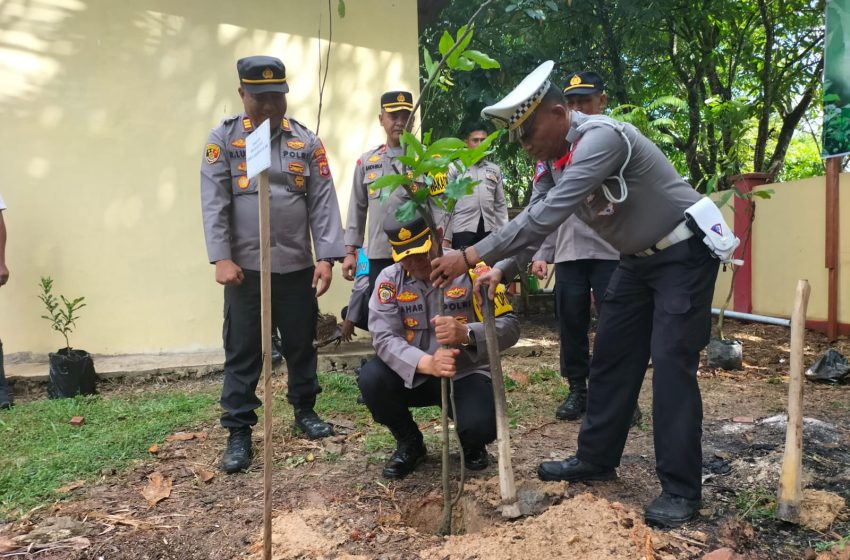  Jaga Kelestarian Hidup. Polres Berau Tanam 500 Bibit Pohon
