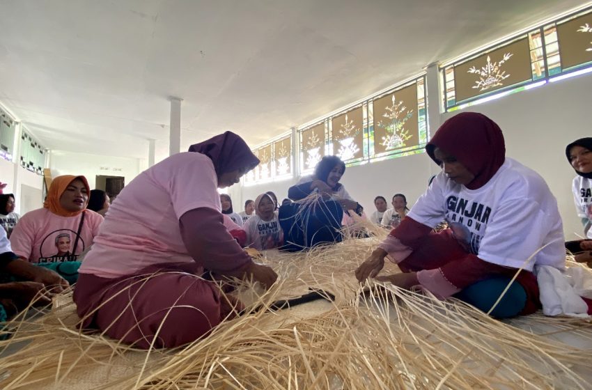  Tingkatkan Ekonomi Kreatif, Srikandi Ganjar Beri Pelatihan Menganyam Bagi Ibu-ibu di Kalteng