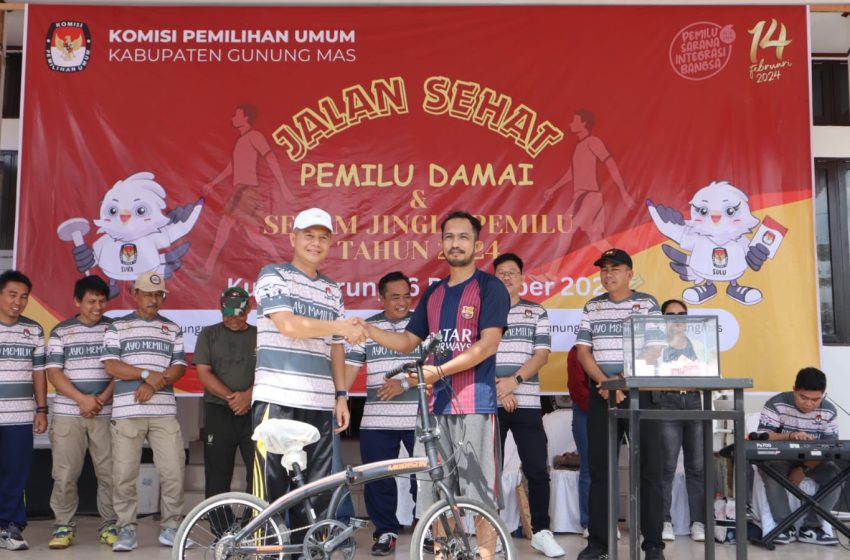  Bupati Gunung Mas Ikut Jalan Sehat Pemilu Damai