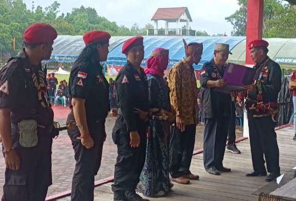  Guntur Talajan Terima Penghargaan dari Batamad