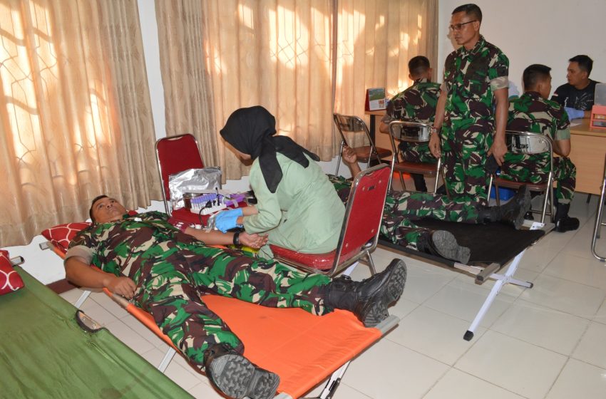  Puluhan Anggota TNI Ikuti Donor Darah, Meriahkan HPN ke-78
