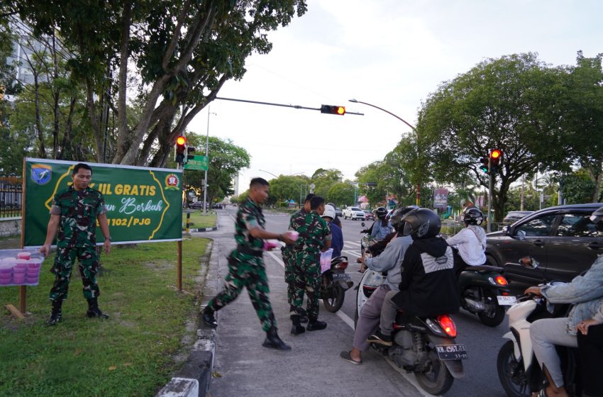  Korem 102/Pjg Bagikan Takjil Selama Bulan Ramadhan
